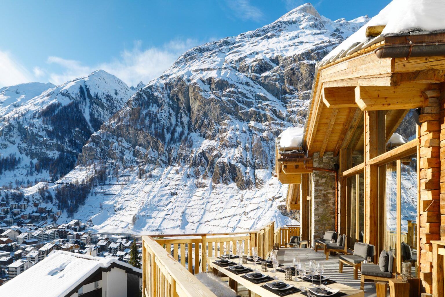 Alpine Terrasse mit Blick auf verschneite Schweizer Berge